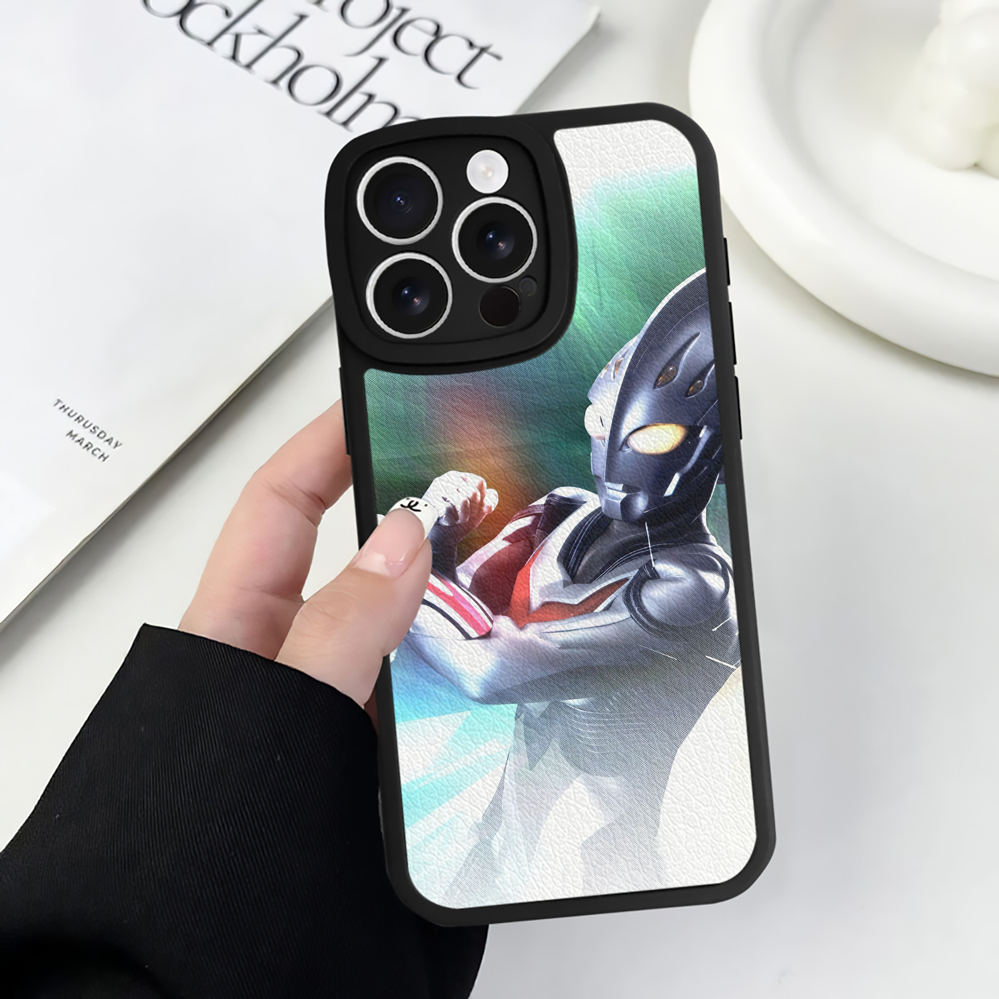 （画像用） ウルトラマン Ultraman 【iPhone 16シリーズ対応】シリコンスマホケース（レザー調） 材質：シリコン